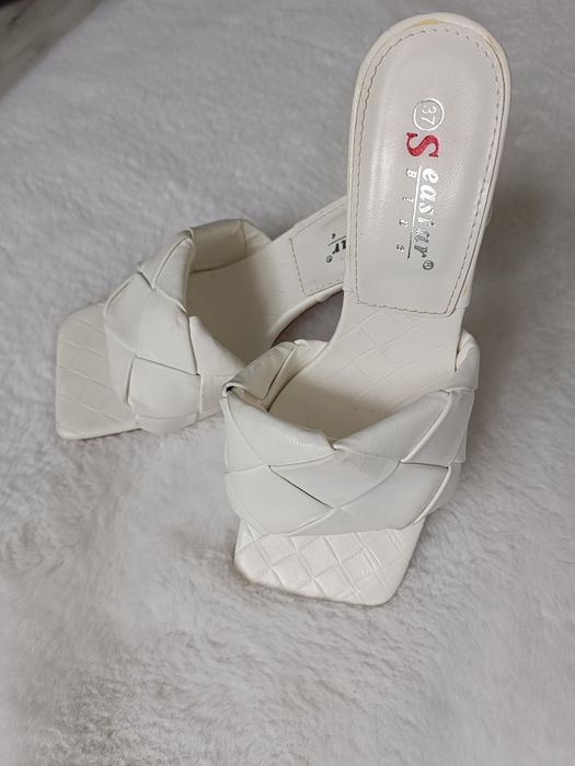 Klapki białe  wygodne