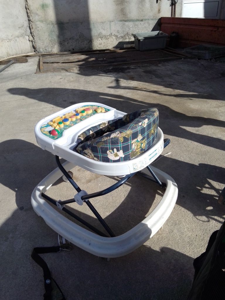 Brinquedo de bebé e carrinho