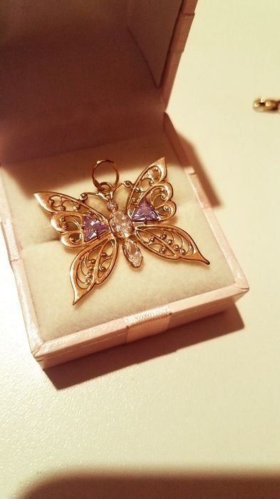 Золота підвіска у вигляді метелика