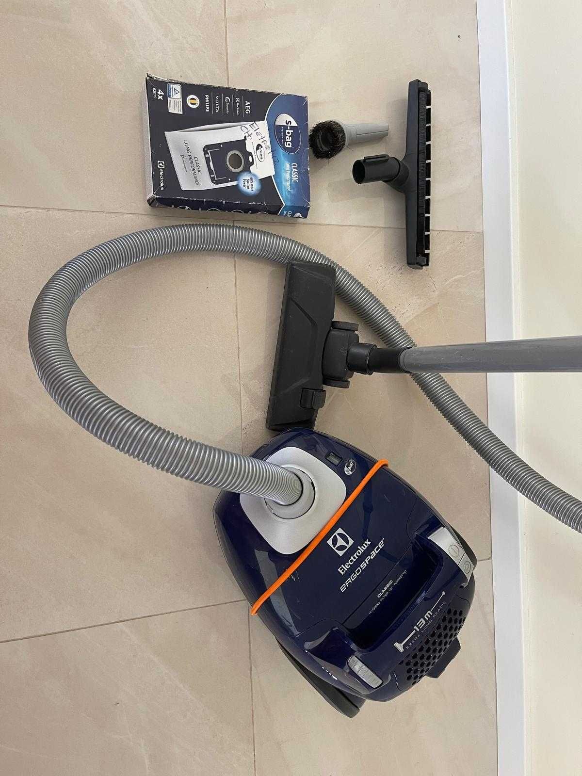 Aspirador Electrolux de saco e acessórios
