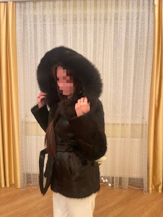 Натуральна Нутрієва напівшубка з капішоном, поясом.