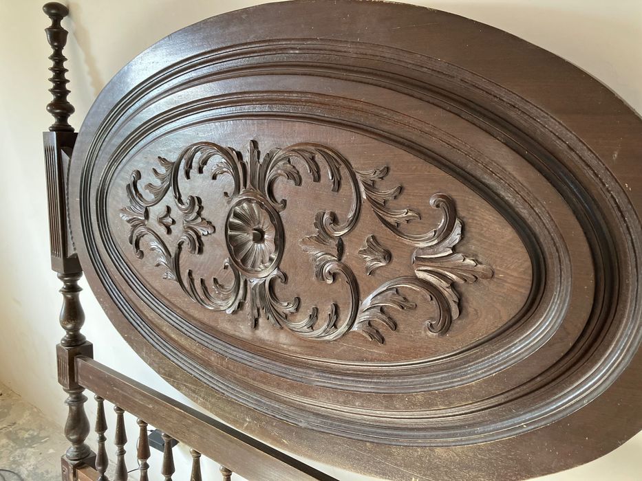 Cama antiga em madeira maciça