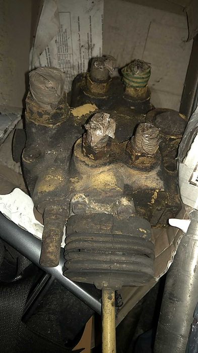 rozdzielacz hydrauliki z dźwigniami sterującymi JCB3 koparko-ładowarka