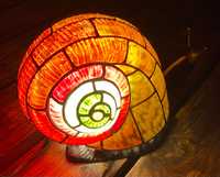 Lampa witrażowa w kształcie ślimaka