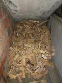 Lenha seca em ripas( restos de madeira)