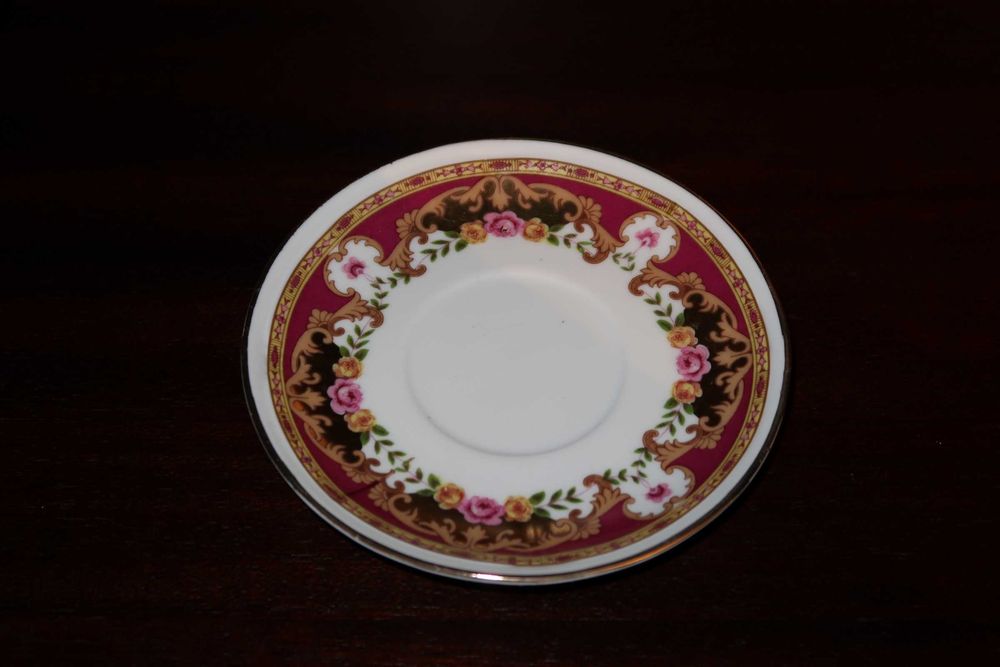 Prato com 2 chávenas de café, leiteira e açucareiro