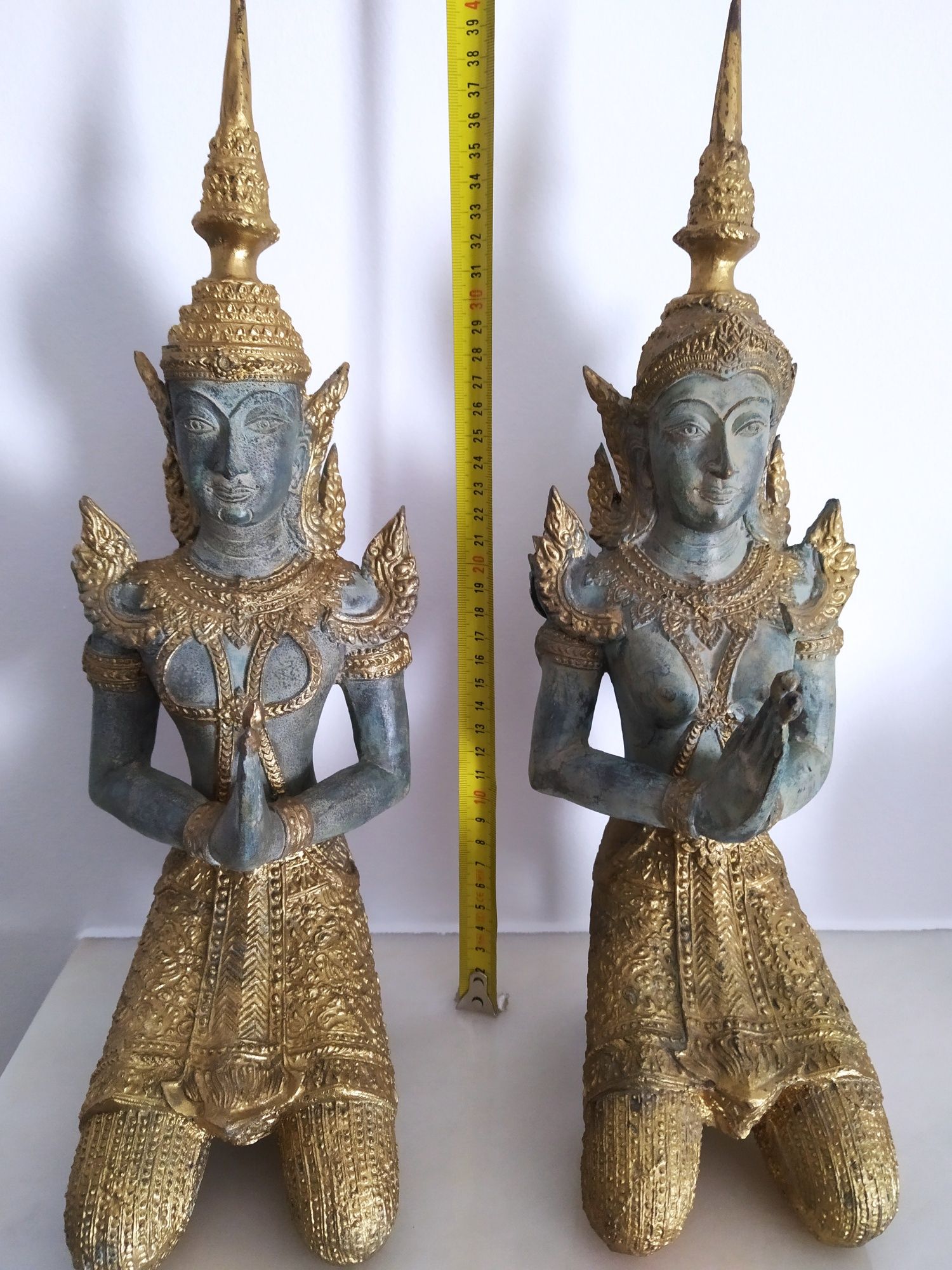 estátuas budistas tailandesas em bronze