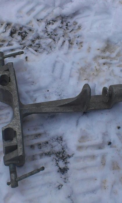 Тиски для тримання предметів заточки коньків