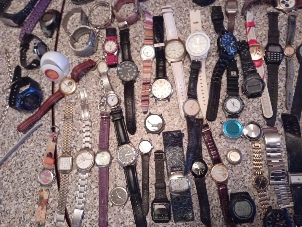 Conjunto de 130 Relógios Diversos para Reparação/Peças