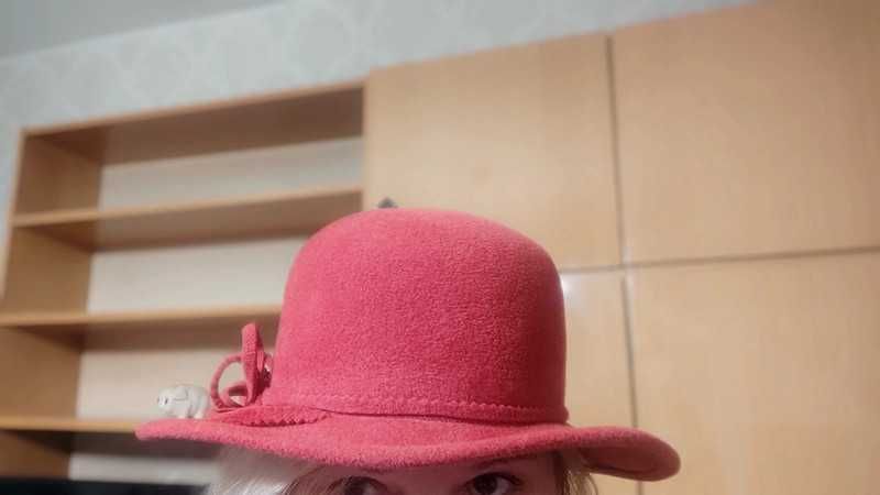 Ciemnoczerwony kapelusz z wełny firmy Rabionek