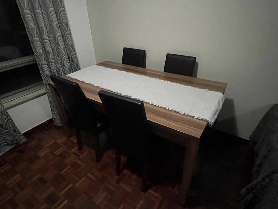 Mesa de sala de jantar com 4 cadeiras em pele sintética