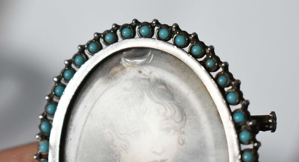 Antyczna broszka z portretem młodej kobiety