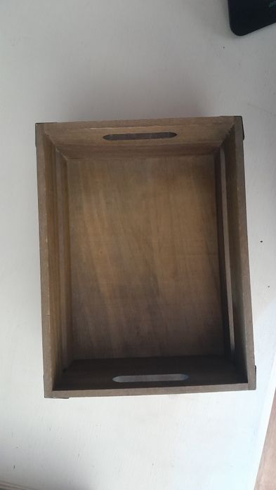 Caixa de arrumação com pegas de lado e tachas e tachas em madeira fina