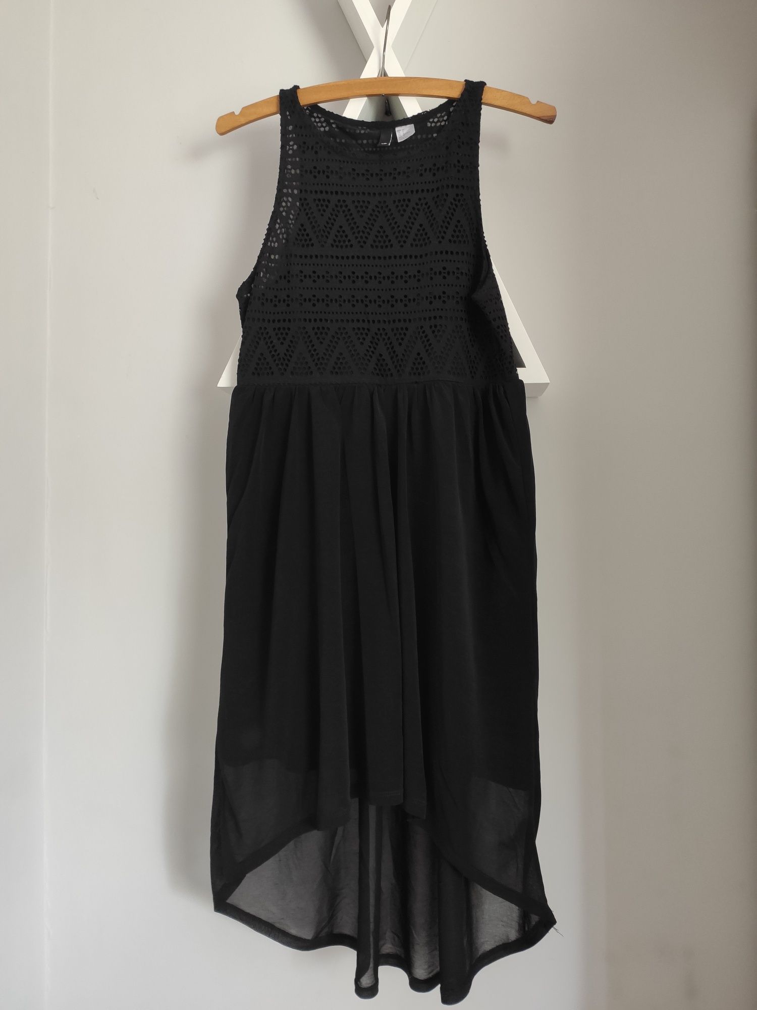 Rozmiar S czarna sukienka H&M zwiewna, dłuższy tył, ażurowa