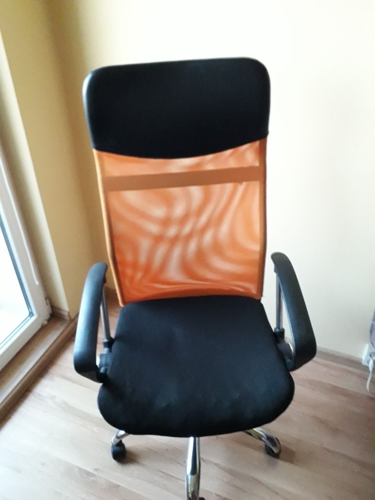 Krzesło obrotowe czarno-pomarańczowe