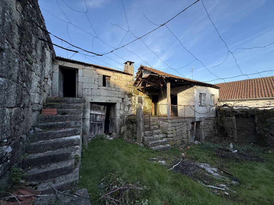 Casa em ruínas para reconstruir