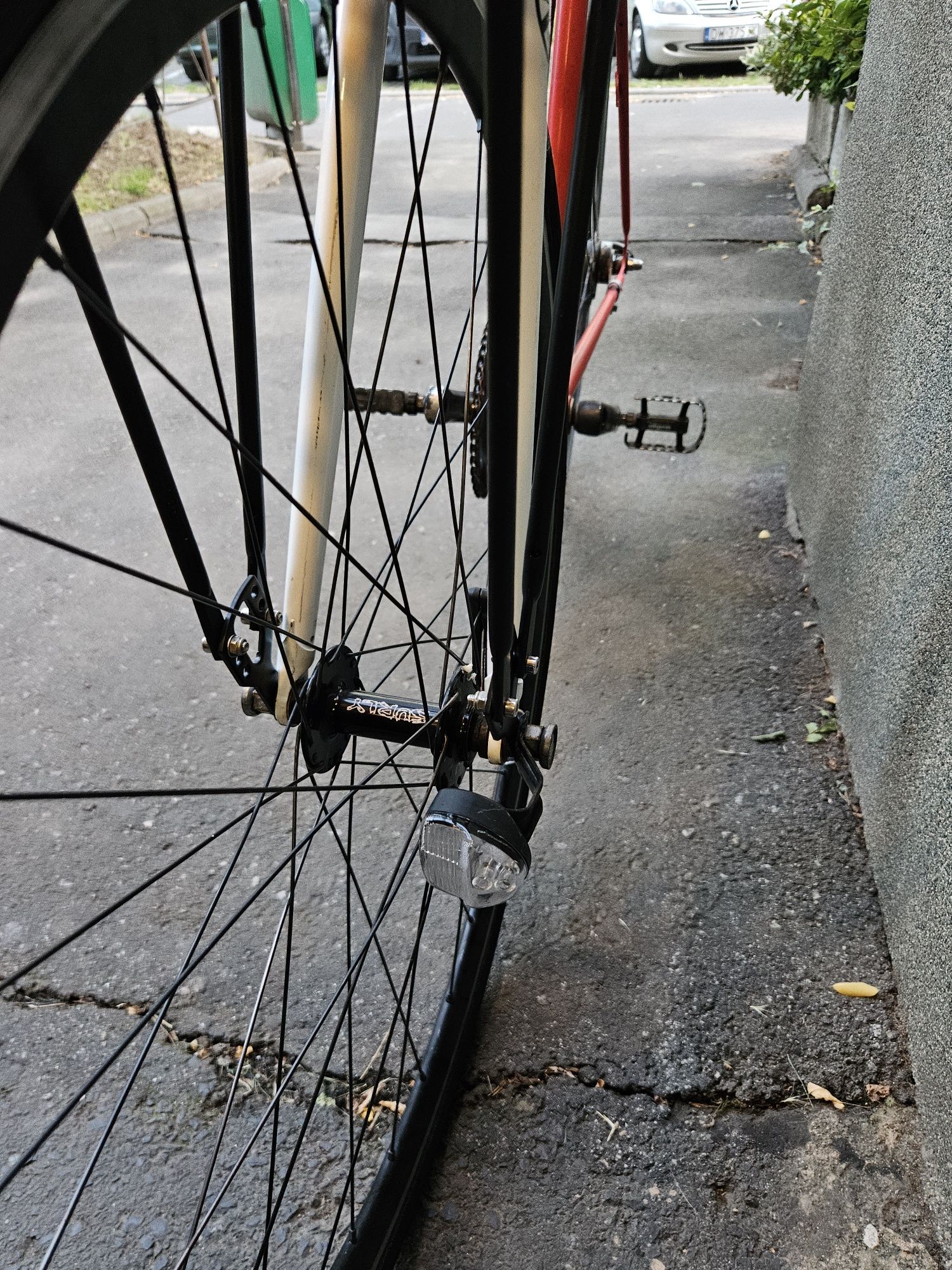 Rower szosowy single speed wolnobieg jednobieg bagażnik kurier