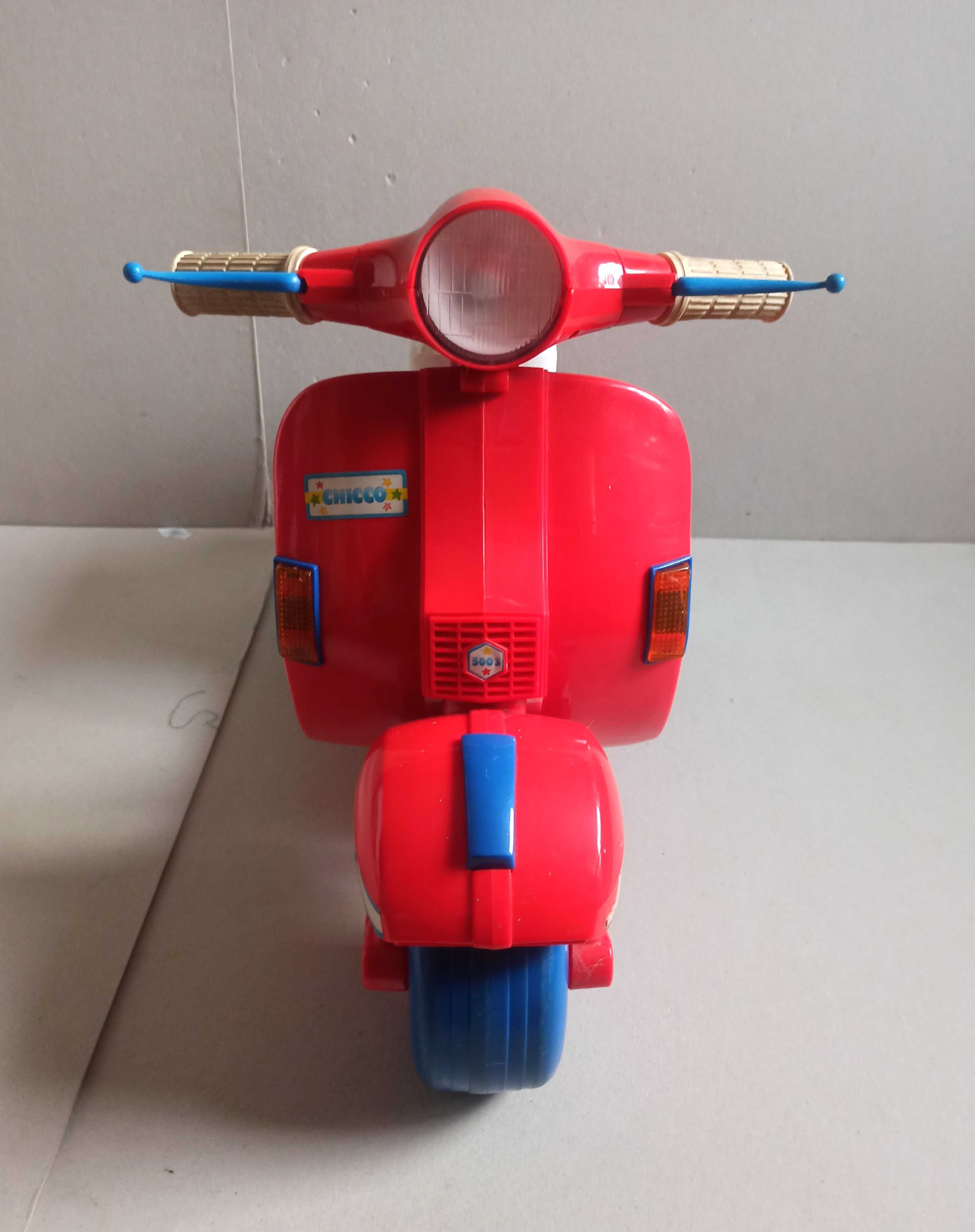 Motorek na baterie retro Vespa Chicco 500S