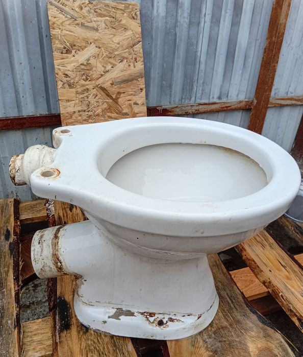 Продам целий унитаз.