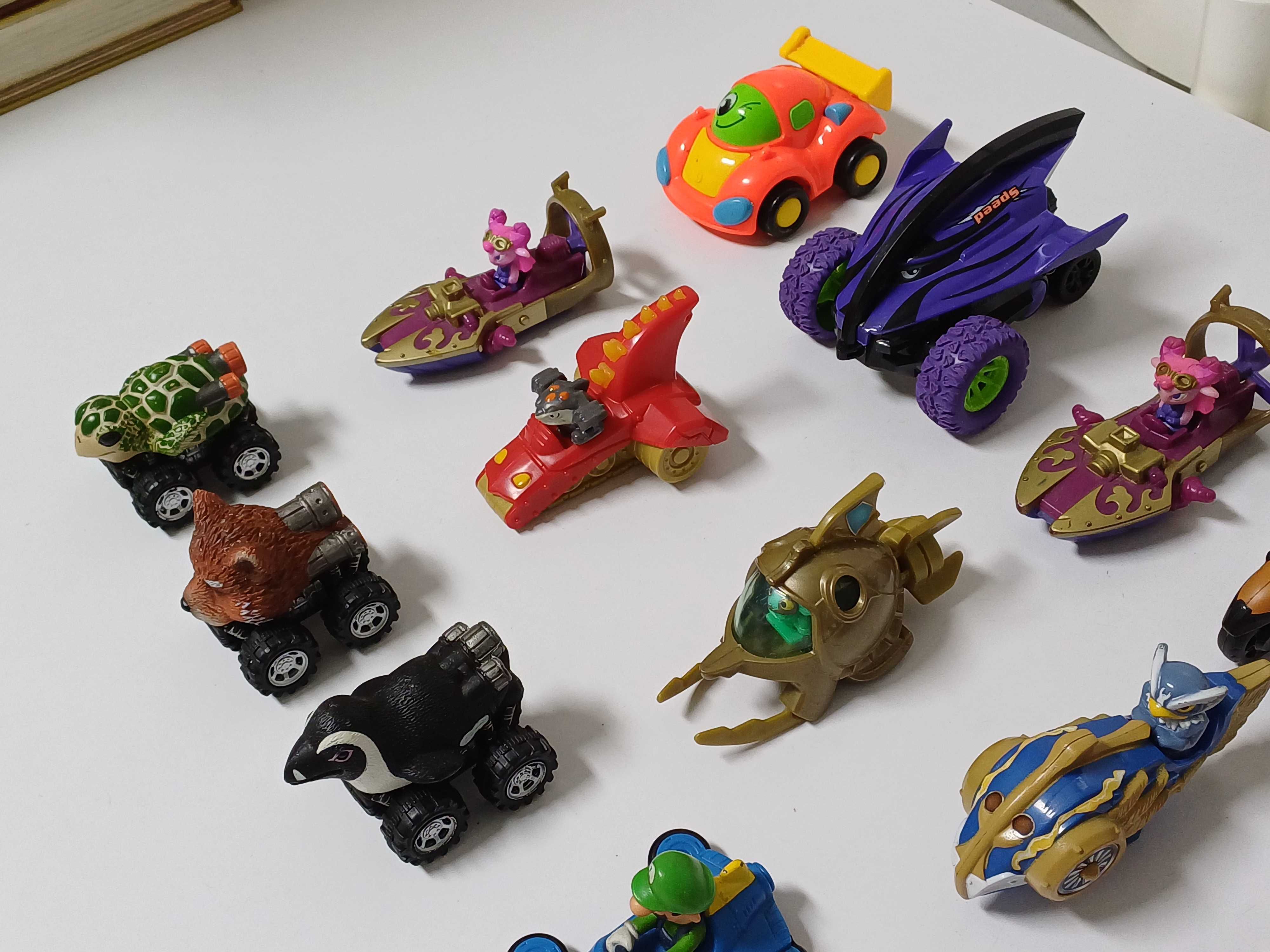 Carros e motos com figuras e personagens 21 unidades