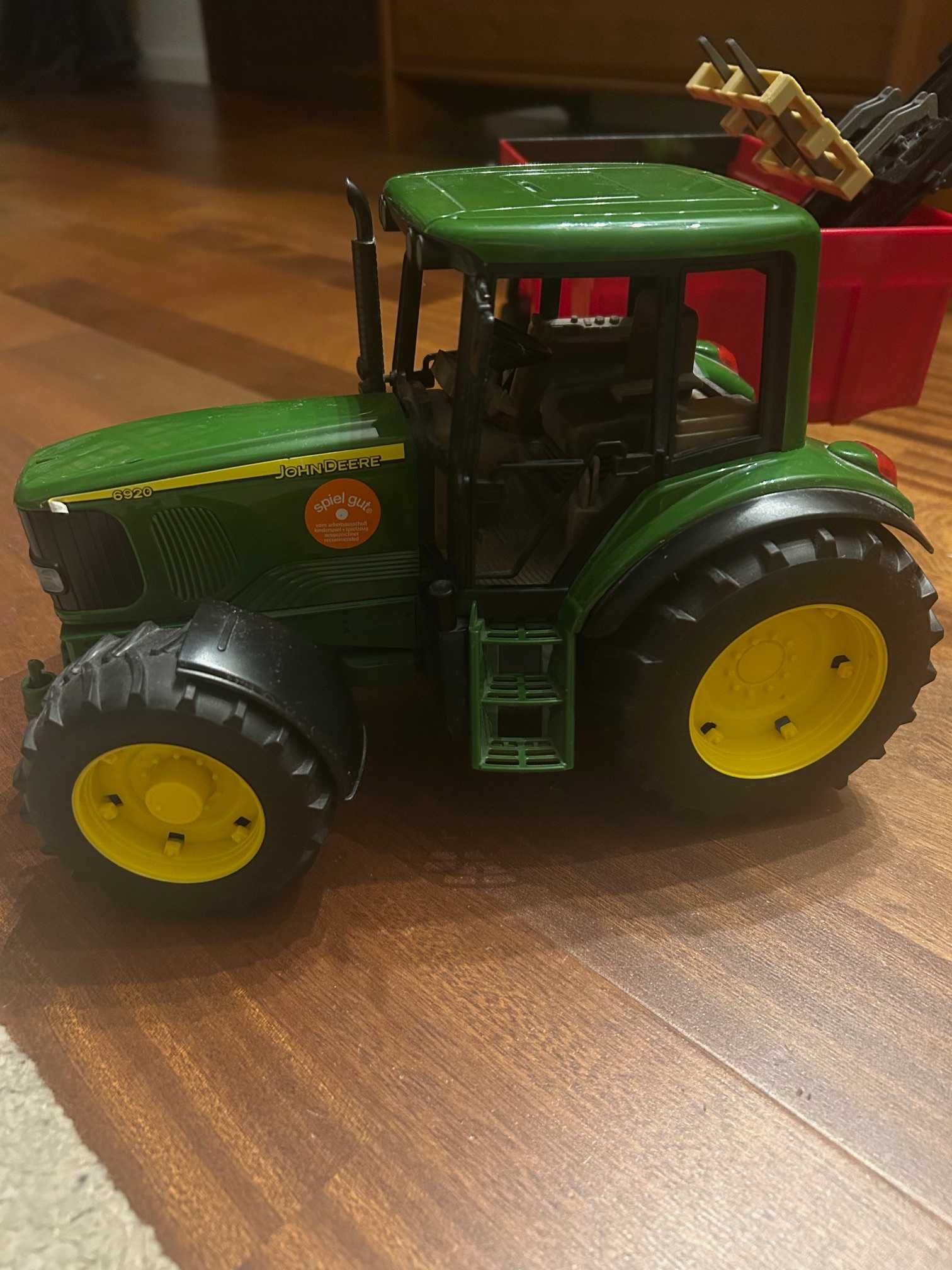 Zestaw Bruder: John Deer + 2 przyczepy  + podnośnik + figurka