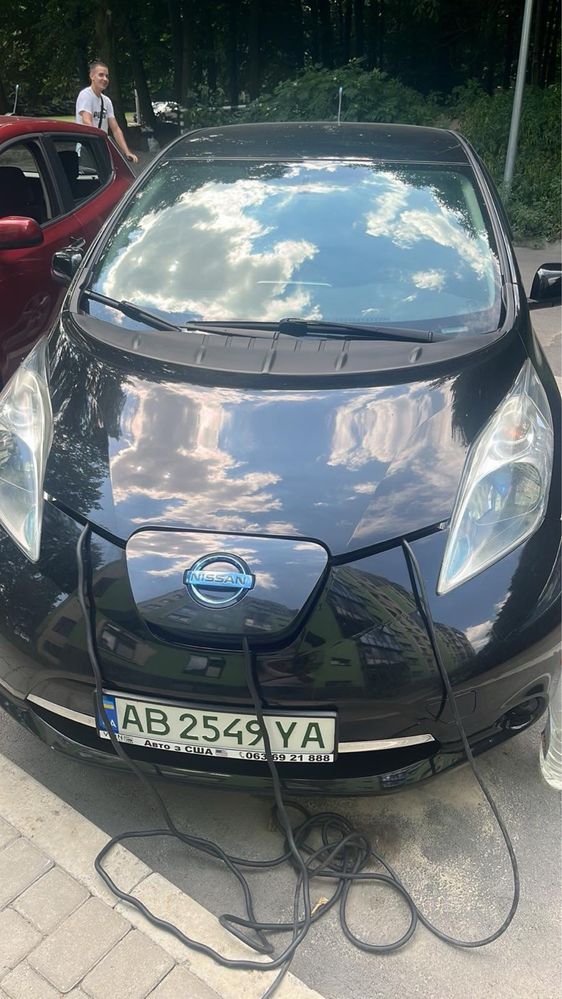 Авто nisan leaf , чудовому стані.