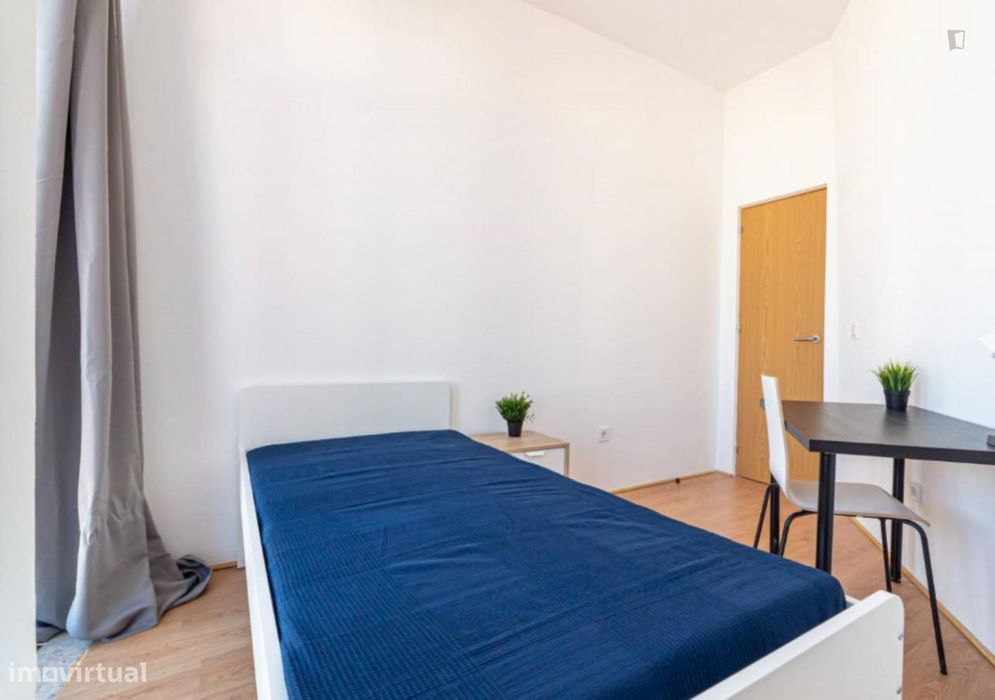 281784 - Quarto com cama de solteiro, com...