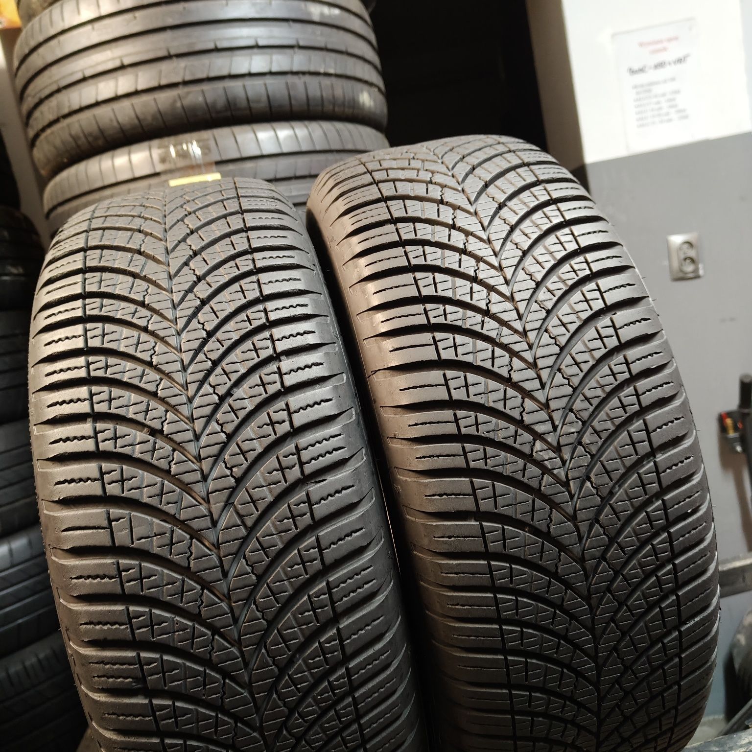 205/55/16 XL Sprzedam parę opon całorocznych Goodyear