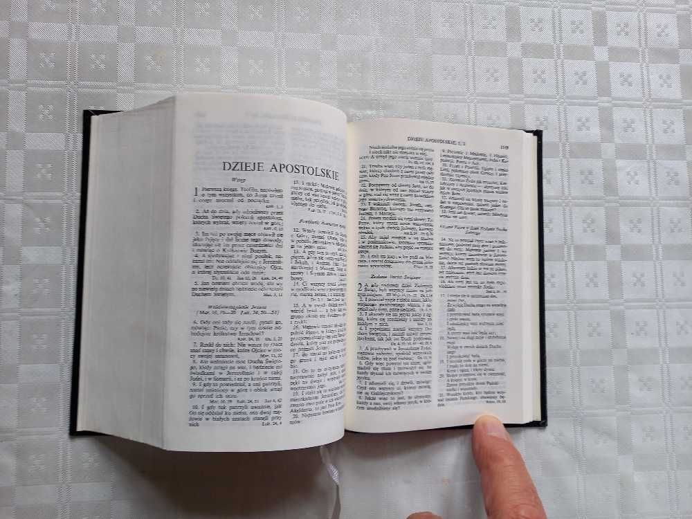 Pismo Święte Biblia Warszawska 1992 r mały format twarda okładka