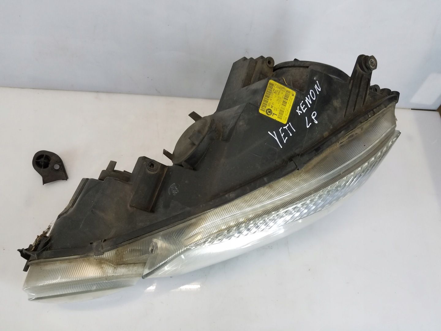 LAMPA PRZÓD SKODA YETI XENON