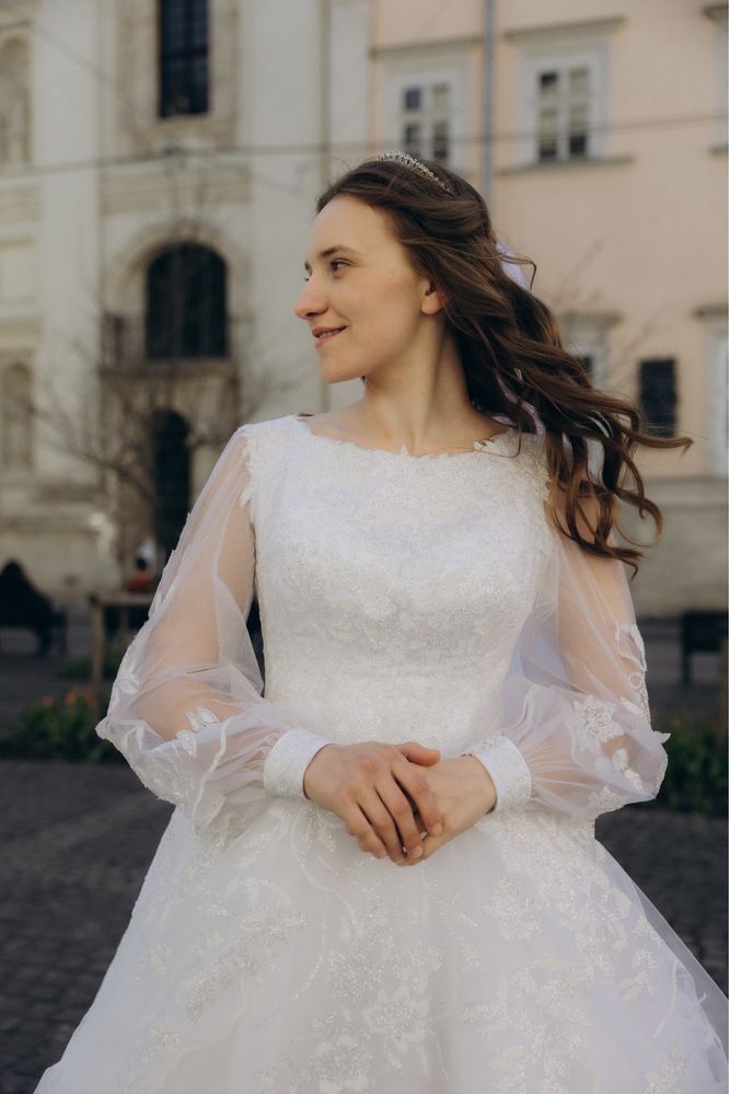 Неймовірна весільна сукня зі шлейфом!! Ціна договірна