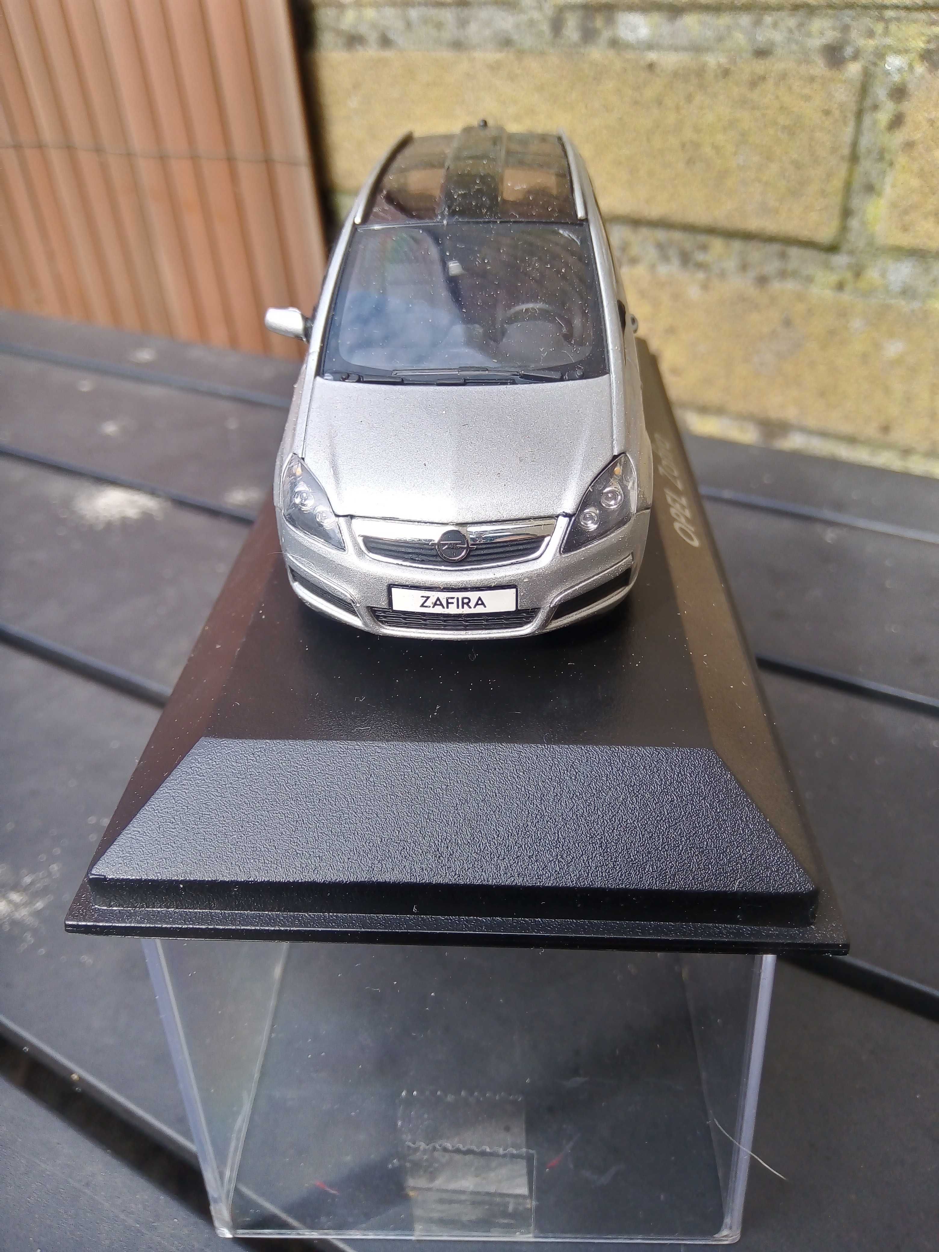 Opel zafira srebrna 1.43