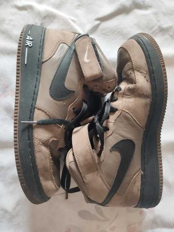 Nike Air Force 1 em bota verde/preto