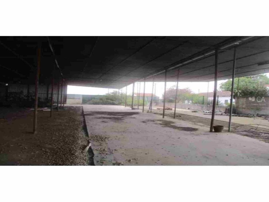 Armazém com 950 m2 de área bruta de construção e terreno com 3.020 ...