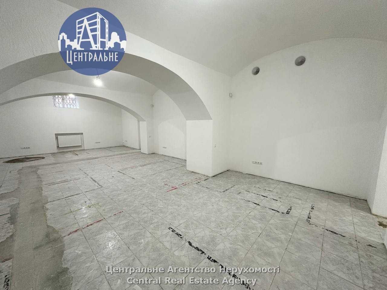 Фасадне приміщення в самому центрі. Опалення входить в ціну. Ремонт.