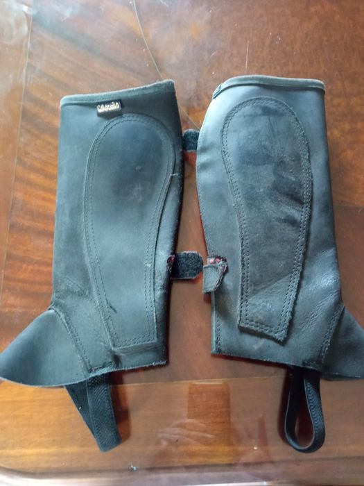 Czapsy skórzane dla dziecka