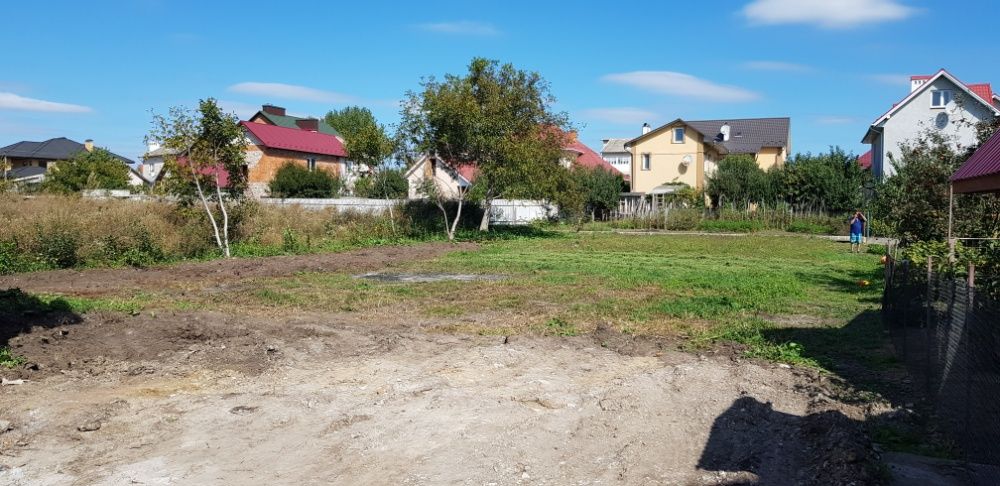 Продається новозбудований цегляний будинок з земельною ділянкою.