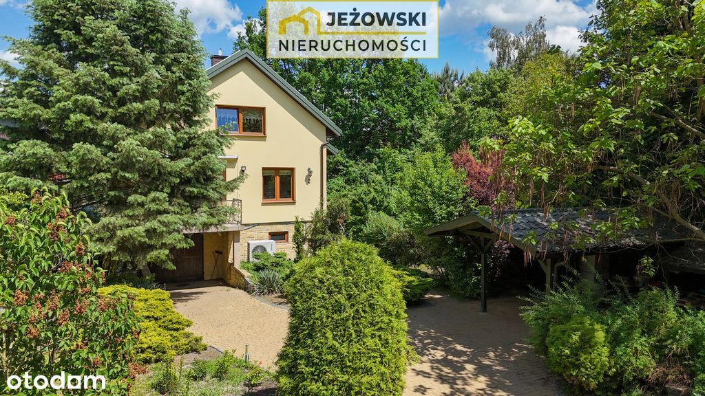 Dom z garażem i dużym ogrodem w Janowcu nad Wisłą.