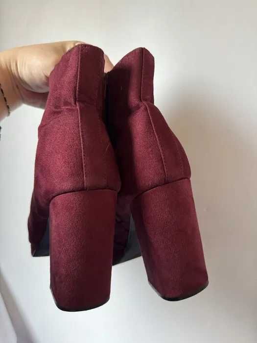 Сапожки цвета бордо на каблуках 42-43 р. замшевые