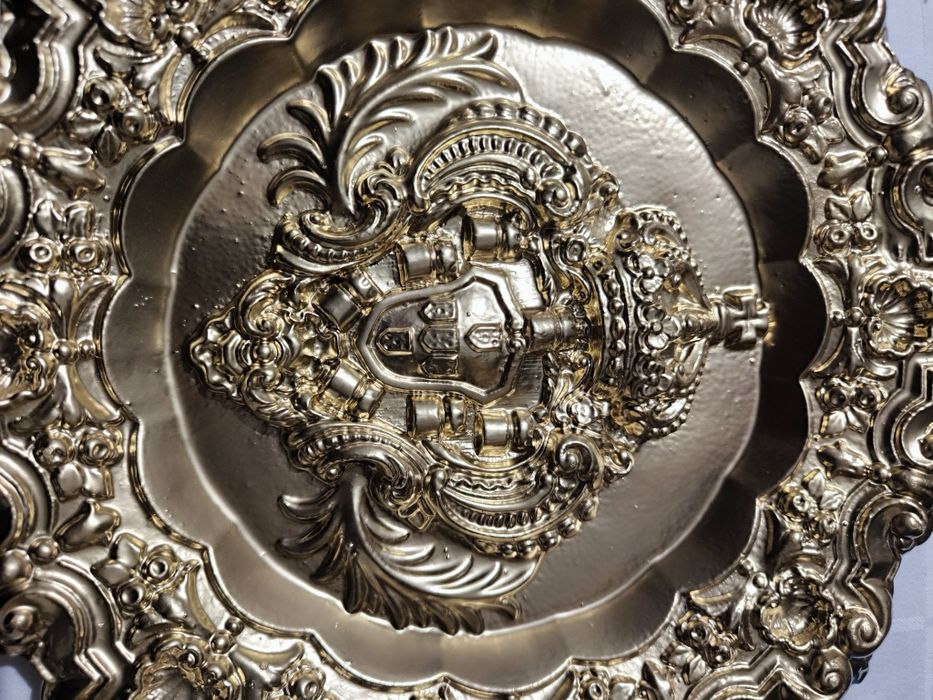 Prato decorativo douradocom brasão