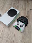 Xbox series s 512 gb ssd 2 pady + stacja ładowania