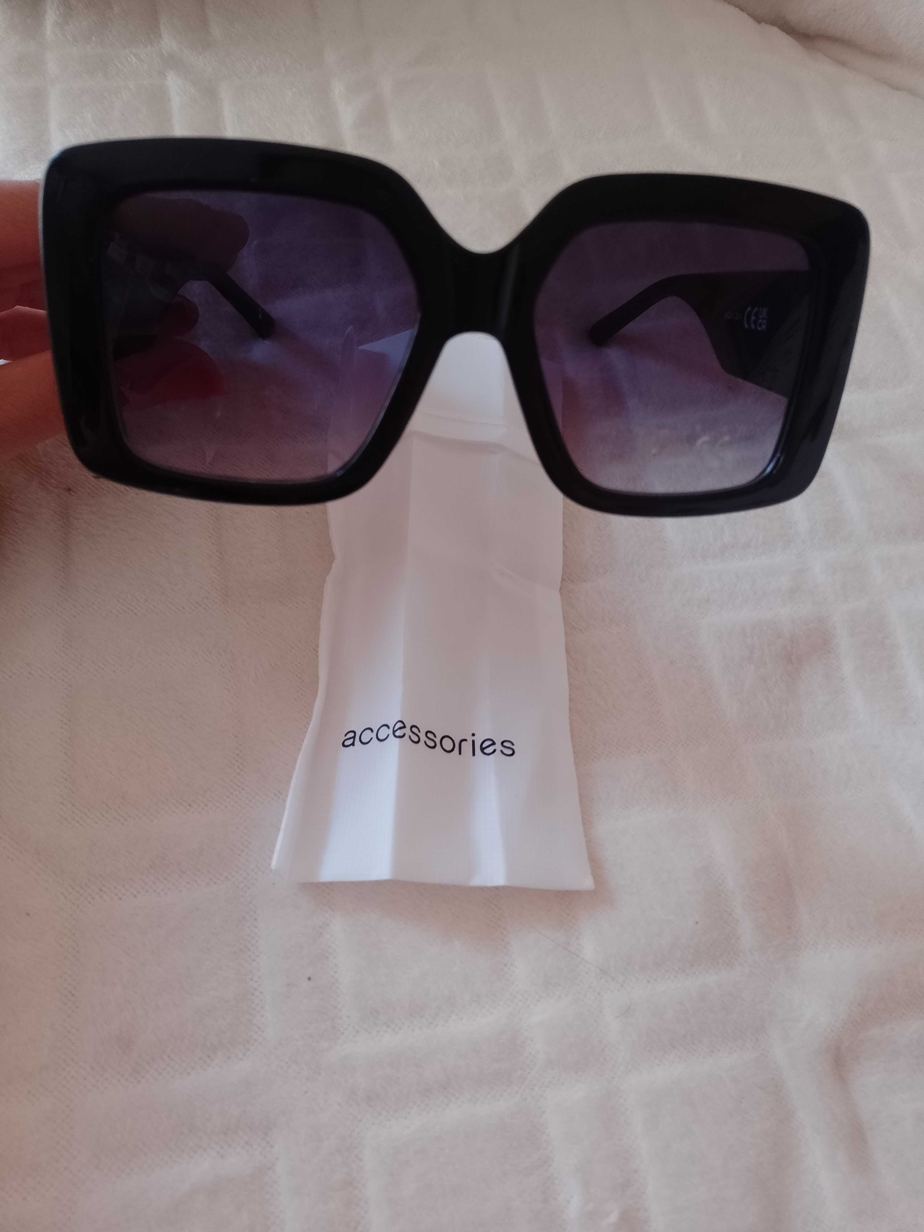 Accessories/Duże, czarne okulary przeciwsłoneczne w Etui, Muchy, NOWE