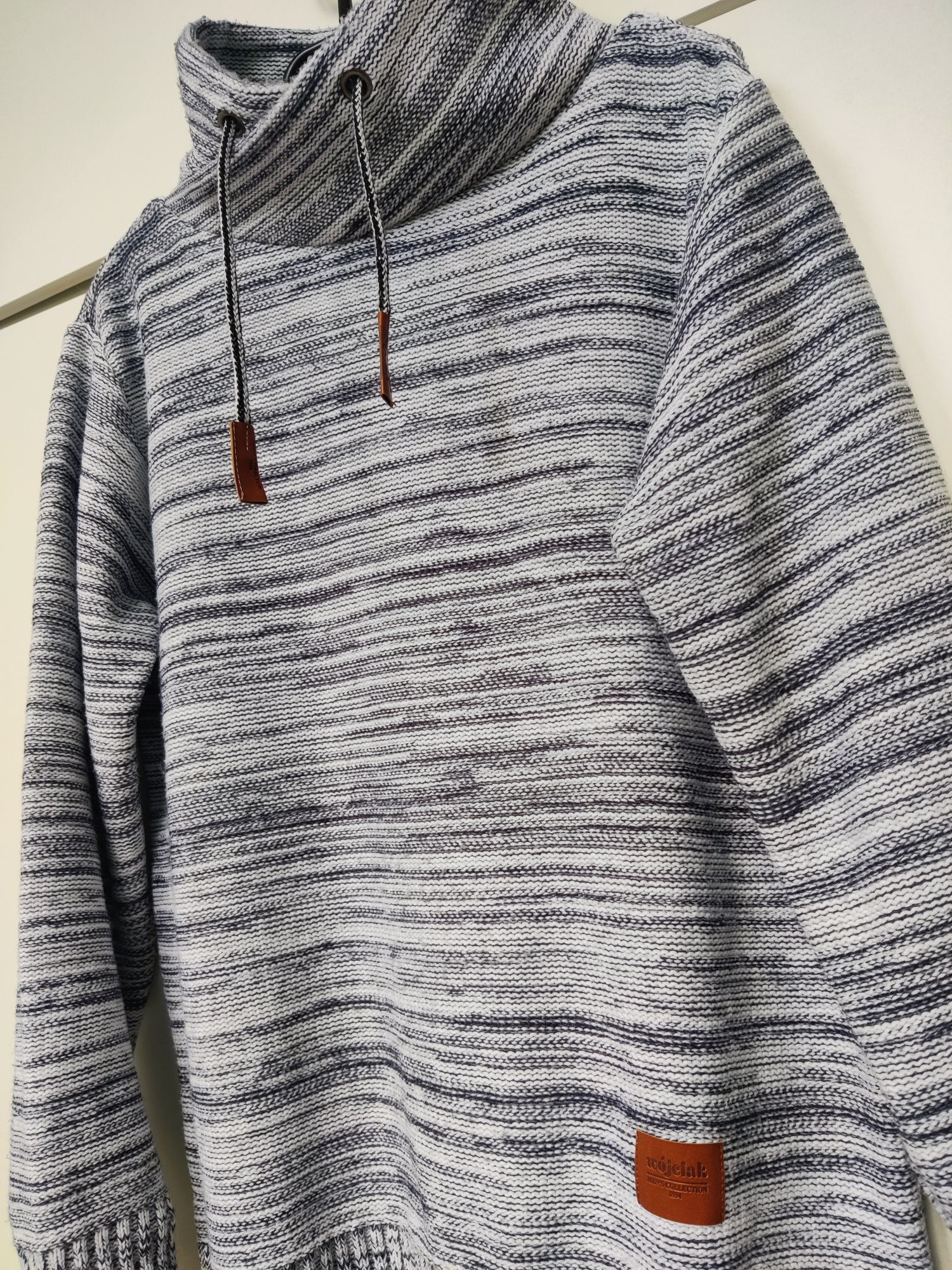 elegancki męski sweter z golfem