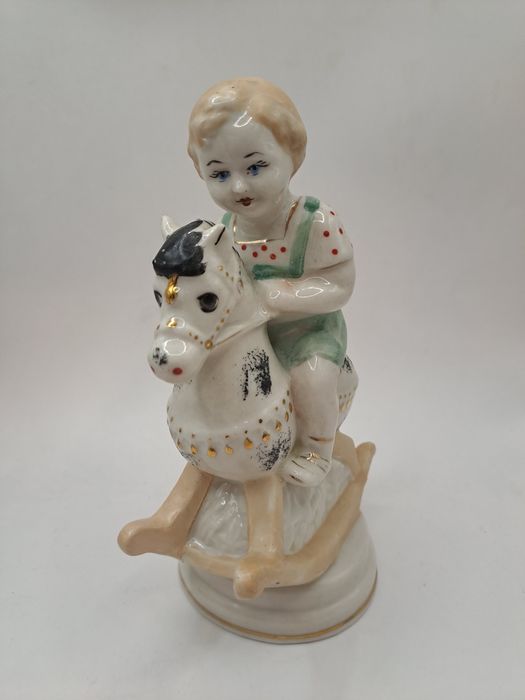 Статуетка. Статуэтка. Фарфоровая статуэтка.