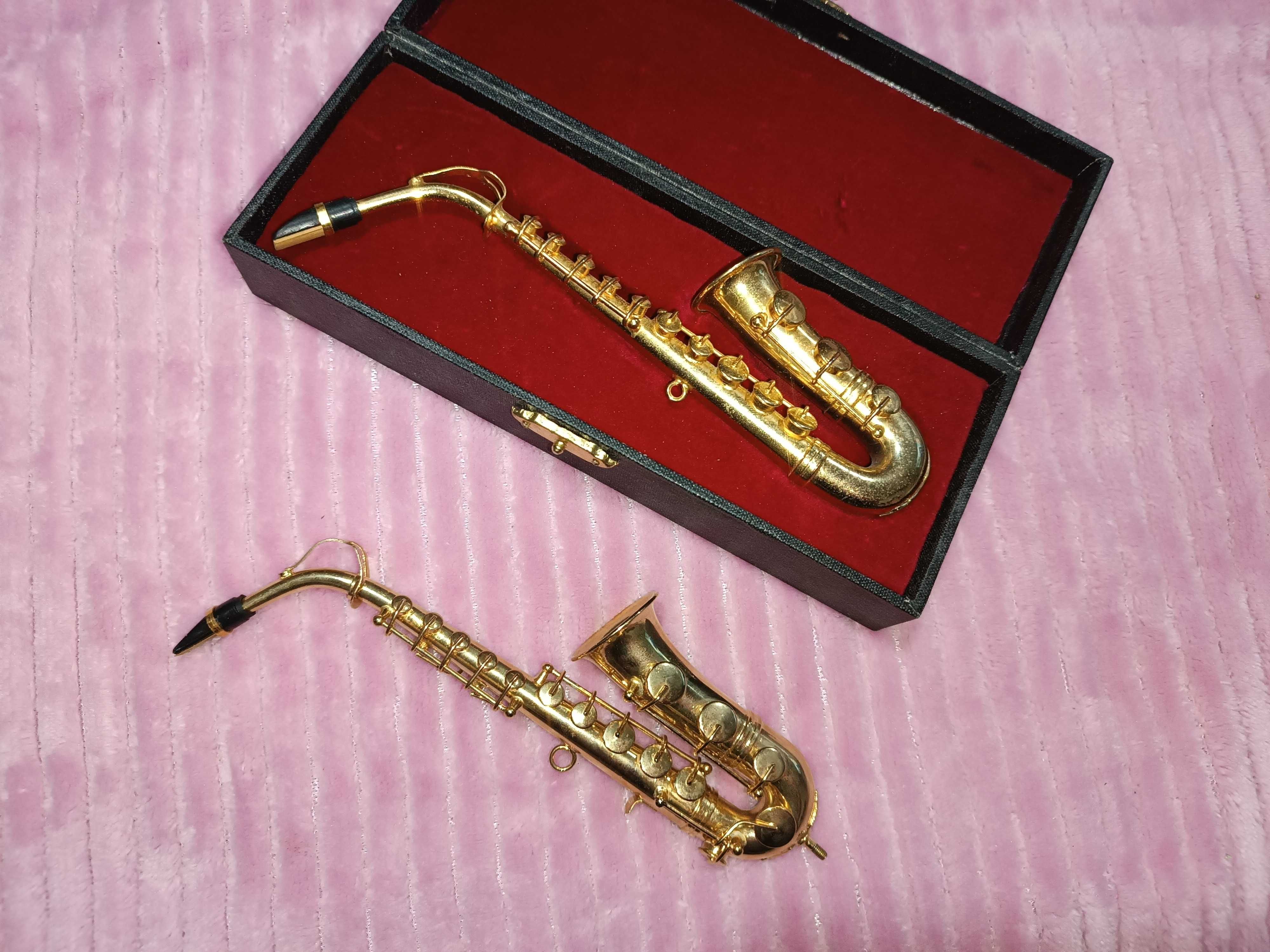Saxofone em miniatura com estojo