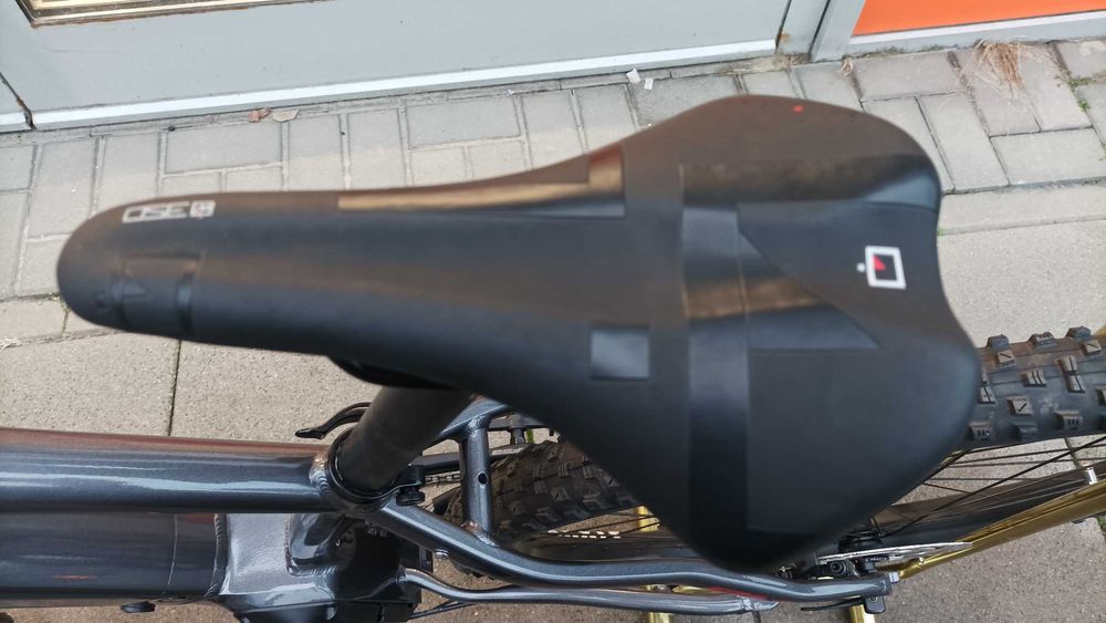 Rower elektryczny BH ATOM 29