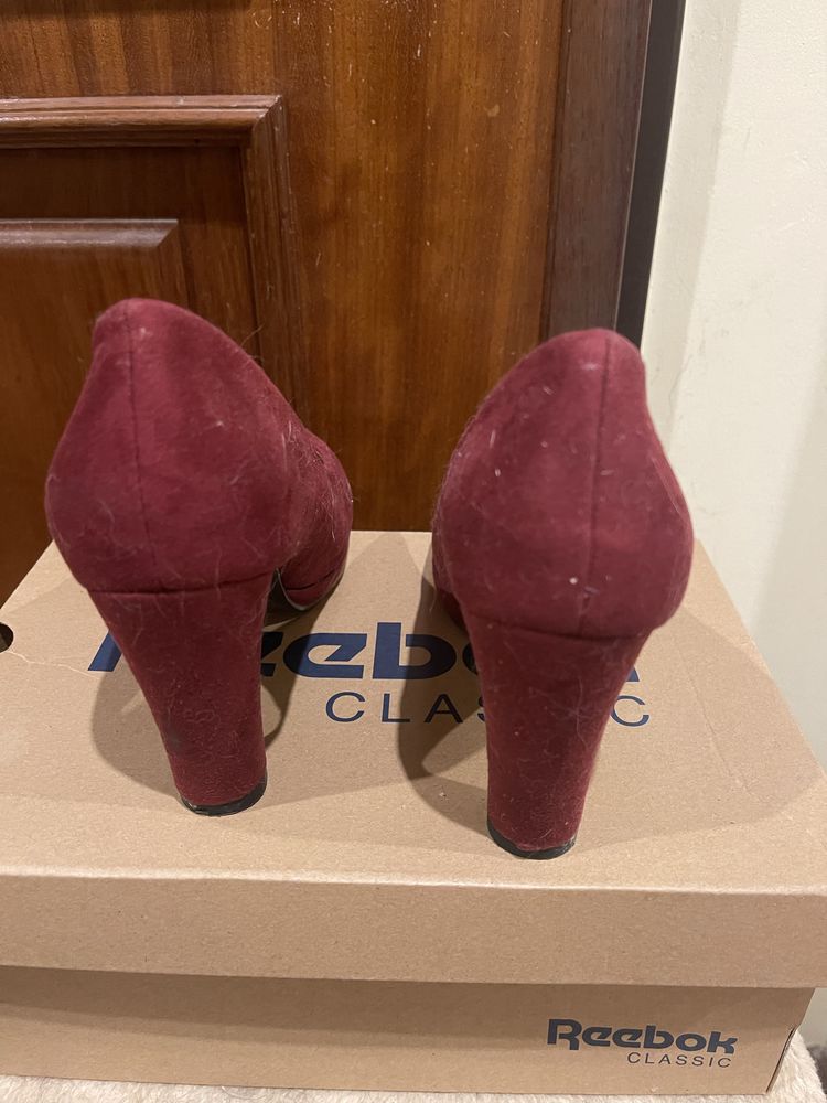 Sapatos de salto efeito veludo