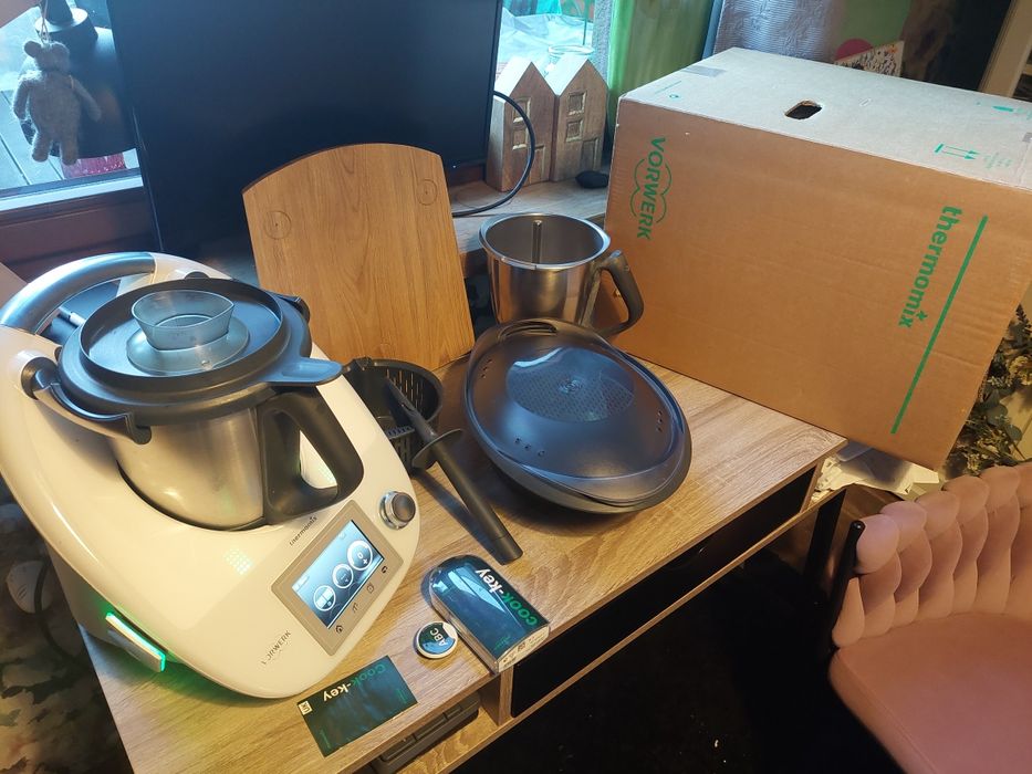 Thermomix TM5 full zestaw z drewnianą podstawka, karton, drugi garnek.