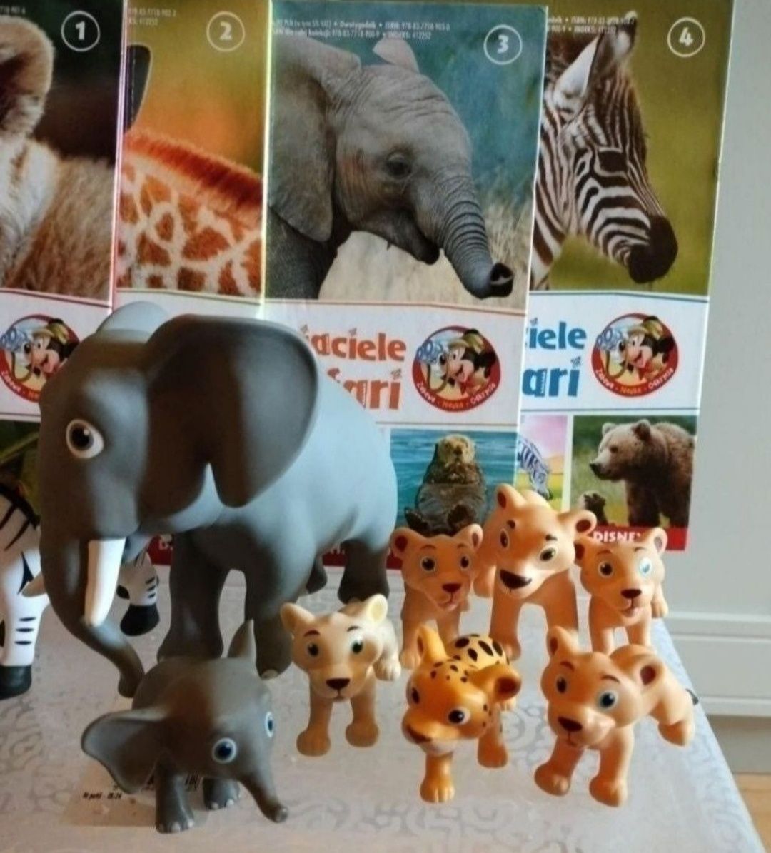 "Przyjaciele na Safari" - figurki(słonie, lwy, Myszka Miki) i książki.