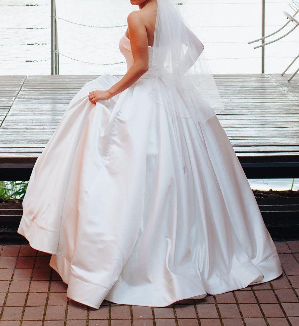 Шикарное атласное свадебное платье.